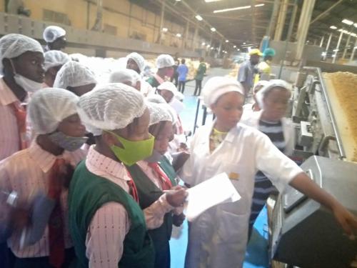 Students understanding factory machineries 